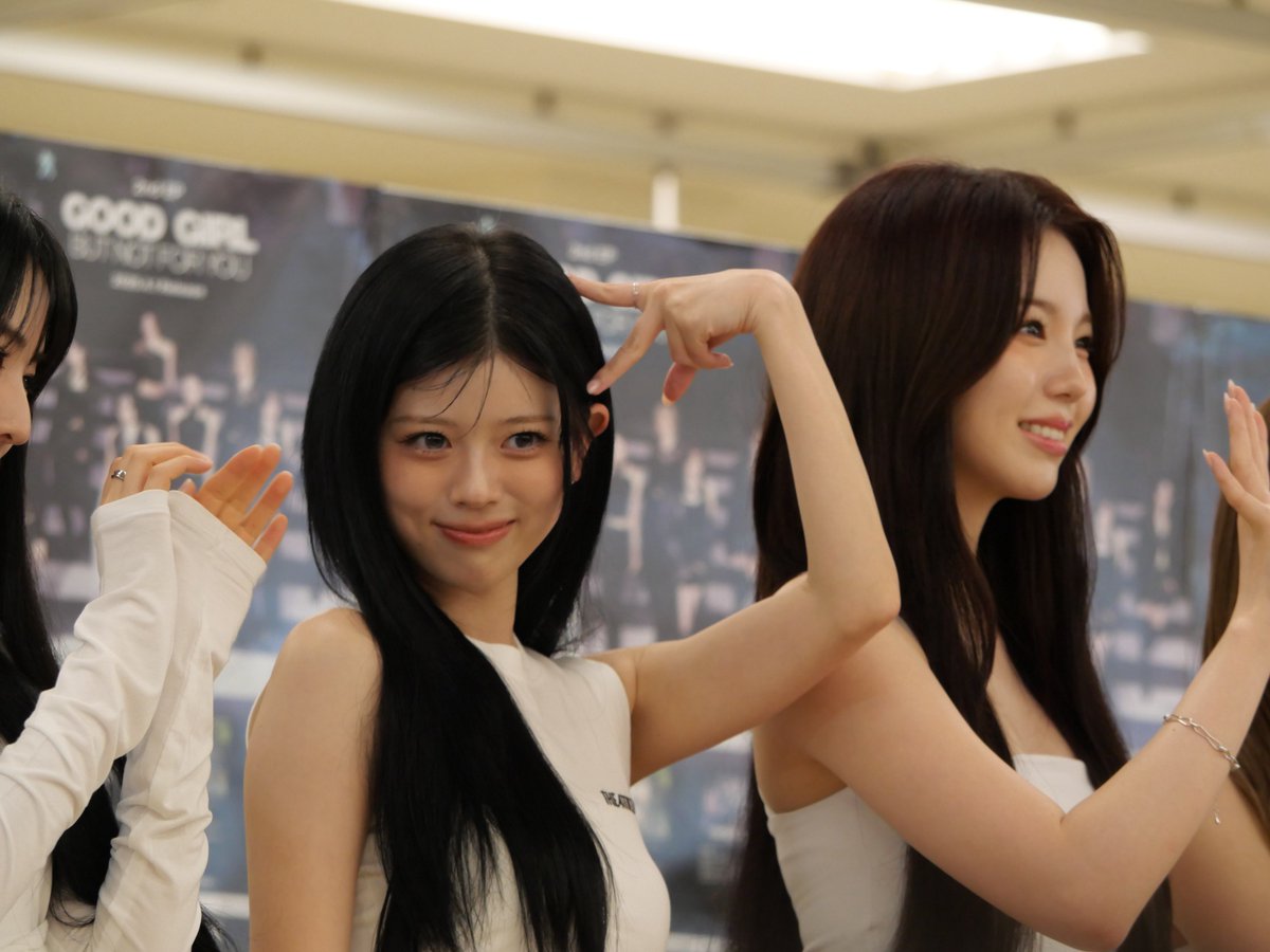 naaaka_emon's tweet photo. 天使すぎんか？🪽

#NiziU #NiziU_全員トークショー
#MAYA #RIKU #AYAKA https://t.co/PYYME4vlj3
