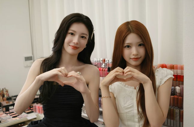 tang__kira's tweet photo. Zena (Rescene) cerita kalau dia dapet hadiah dari Go Younjung pas pindah ke dorm baru.

Zena pas nyampe dormnya kaget, ini ada cermin besar bangett depan dorm??? Ternyata pas Go Younjung di LA, Younjung diem-diem kirim hadiah ke dorm Rescene buat Zena.

Selain cermin, ada juga stool warna pinkk, lucu banget. Zena bilang dia sayang bgt sama Younjung, orangnya cantik hatinya juga cantik.

https://t.co/mRmzPrSc5C
