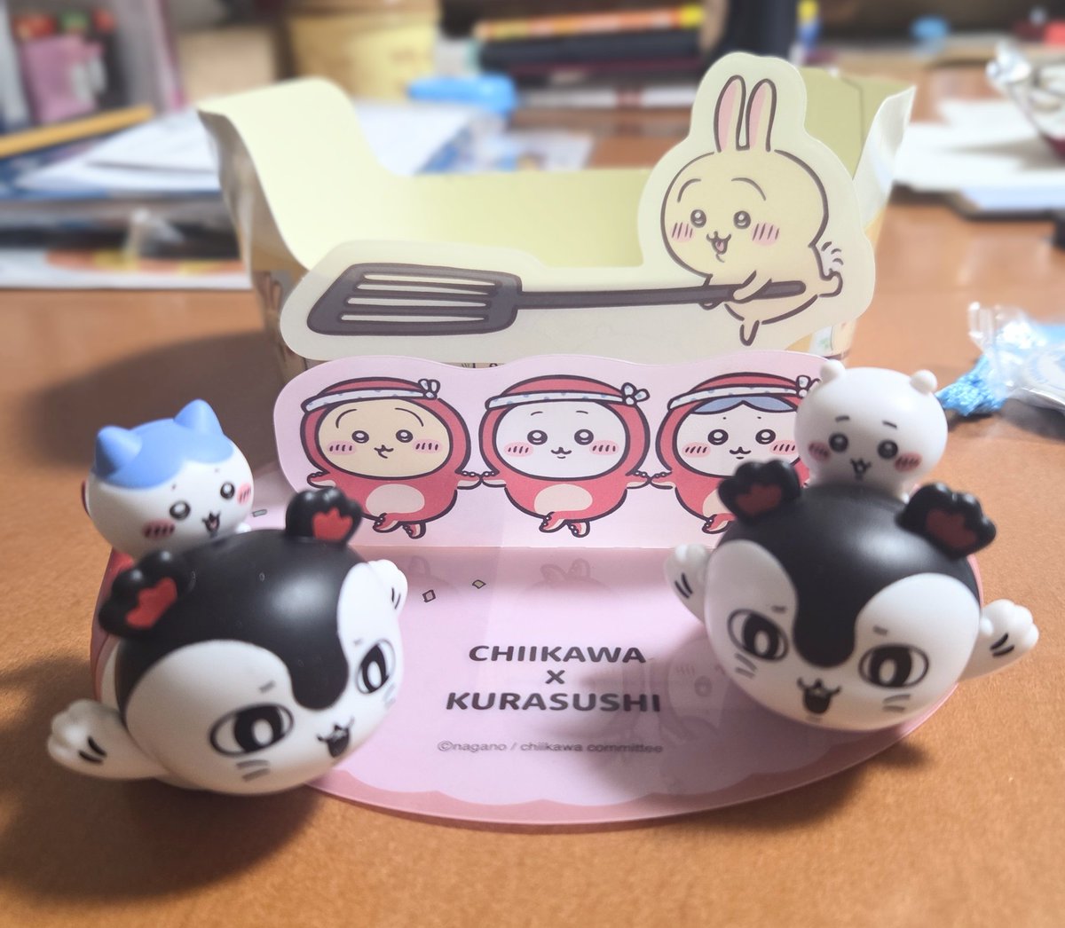 tsukimi53's tweet photo. 今日のちい活、映画特典ゲット。
くら寿司にて何とかちいかわちゃんの寿司マスコットゲット。
巾着は子が選んだのではちわれちゃん。
#映画ちいかわ https://t.co/CIyxVZXymw