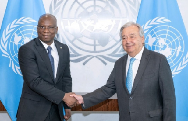 LomeMatin's tweet photo. Le Togo renforce sa présence diplomatique sur la scène internationale avec la présentation officielle des lettres de créance de son nouvel ambassadeur extraordinaire et plénipotentiaire, Koffi Akakpo, au Secrétaire général de l’ONU, António Guterres, à New York. Cette rencontre témoigne de la reconnaissance du rôle du Togo dans la diplomatie, la médiation, la paix et la stabilité sur le continent africain, tout en consolidant les relations étroites entre le Togo et les Nations Unies.

 #Togo #TogoOfficiel #Diplomatie #ONU #NationsUnies #Paix #Mediation