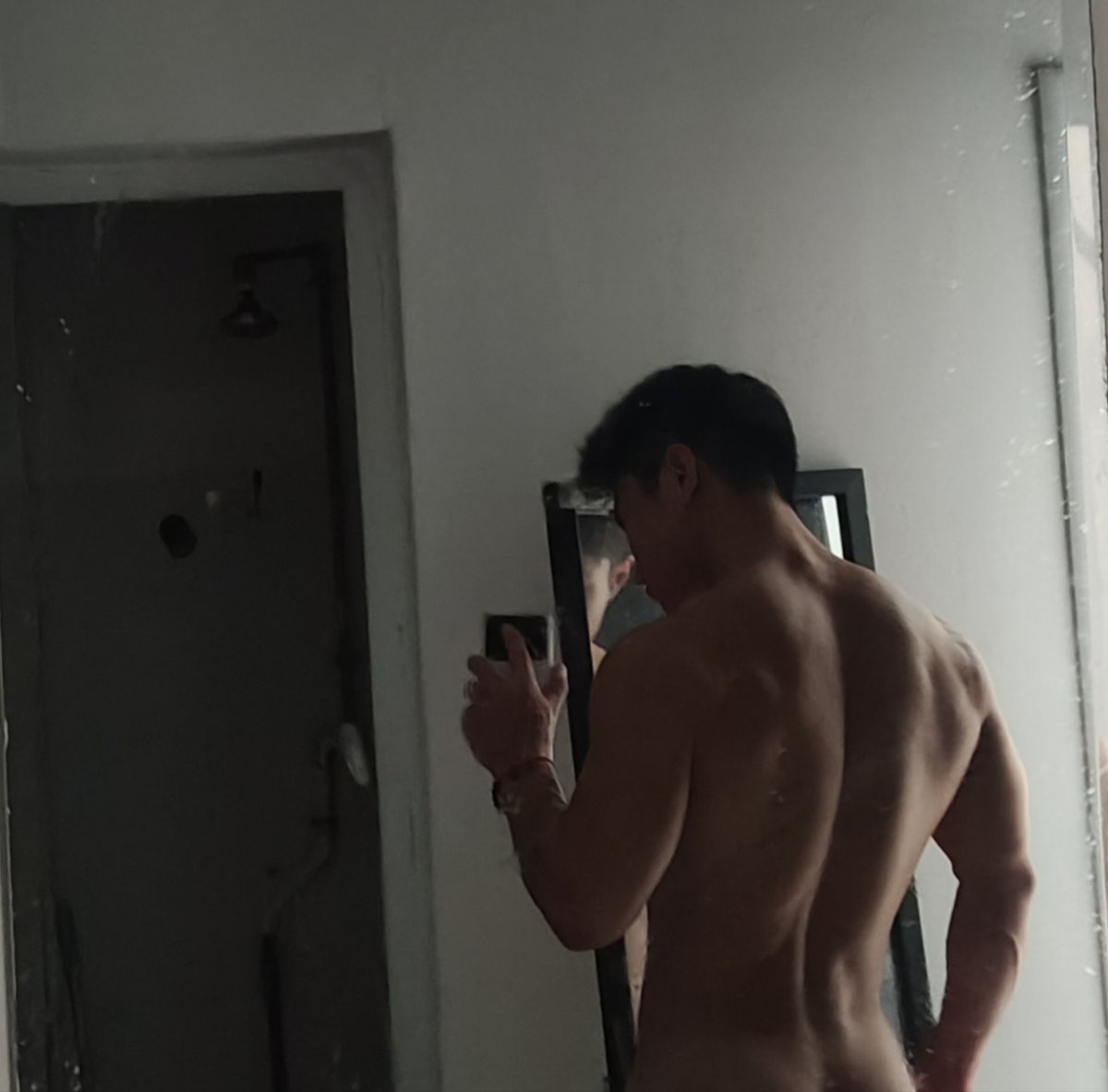 lingxgu1's tweet photo. 练完洗澡去，有没有一起洗的👀 https://t.co/HilCbf8eF1