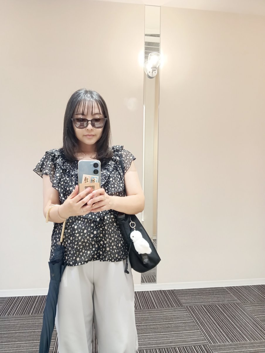 miukaresisters's tweet photo. メメ?と同じサングラスを買いました😎✨️
なんかしっくりきた!!笑
気に入ってます〜☀
前に試着した時に娘ちゃんが「ママはブラウン系が似合うよ」と言ってくれたので茶色にしました🤎
合わせやすそう🎶
#Zoff
#サンカットグラス https://t.co/1oPQIKJTd8