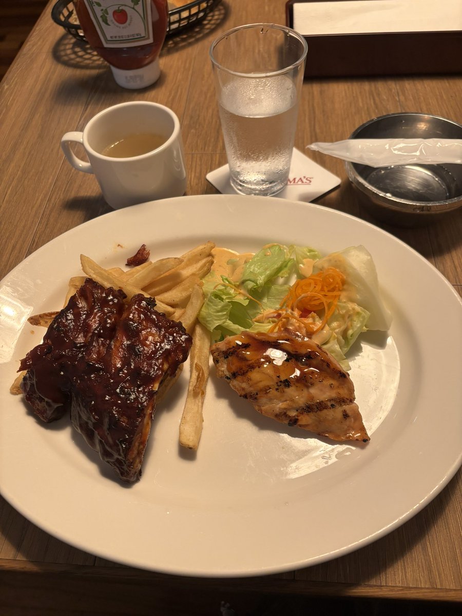 ax3_420's tweet photo. 7/5
傷心の母連れて大人の社会科見学ツアー
10年くらい前は仕事柄、多々外から見る事はあったし、小学生の社会科見学で内部も見学した事もあるけど改めて見ると楽しかったです
特に、迎賓館は初観覧だったから勉強になりました😌
お昼は、有名らしいトニーローマさんのスペアリブ https://t.co/wzOm1Gpv7L