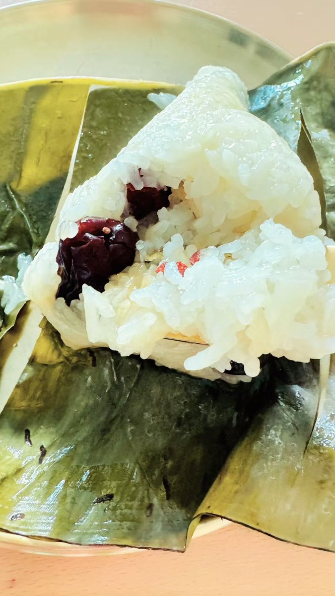 FAYE_2773's tweet photo. POV: You’re in Malaysia and suddenly realize… you don’t need zongzi leaves to make zongzi. 😂🍃
#Malaysia #FoodHack #Zongzi https://t.co/9G7RDRZvqI