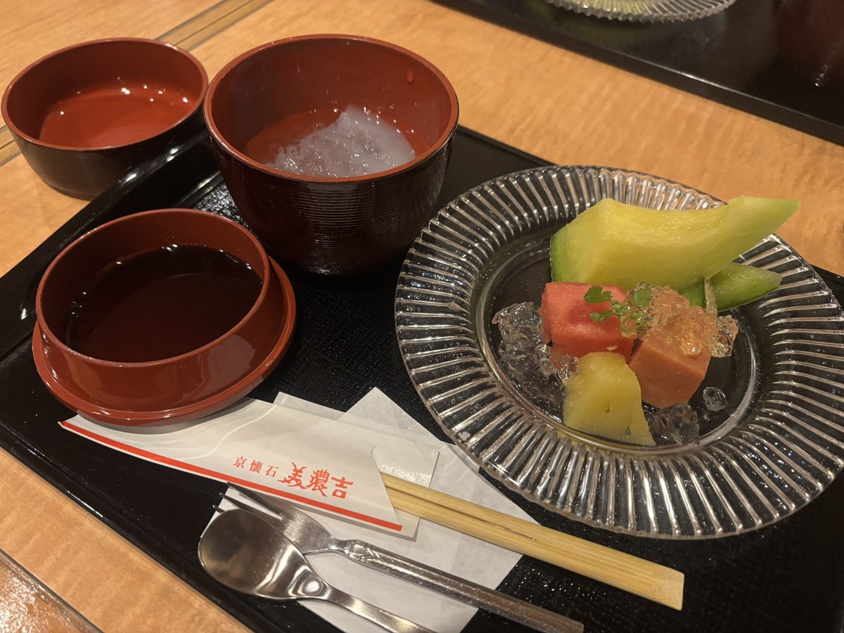 ax3_420's tweet photo. フレンチも好きだけどそういった意味では味気ない…
6月に母の誕生日祝いで大宮のお高めコース行ったけど見た目はねー…
写真撮るほどではない😌
って毎年言ってる気がする🤔
ので、懐石の写真
１枚目、黒毛和牛と茄子やら入ってるんだけど器が茄子😆
画角外だけど入れ物は籠のようでさらにかわいいの https://t.co/HSnnN6ssKH