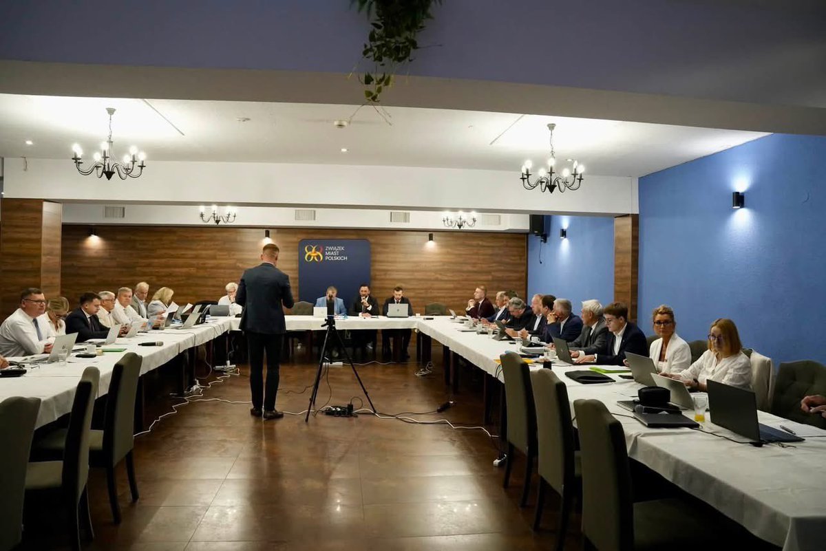 WalbrzychMM's tweet photo. 📍 @miastosanok | Zarząd Związku Miast Polskich
Prezydent Wałbrzycha dr @RomanSzelemej przedstawił inicjatywę zwiększenia środków UE na budownictwo komunalne i społeczne w latach 2028- 2035. Zarząd #ZMP podjął uchwałę - apel do Premiera @donaldtusk . Walczymy dalej! 🇵🇱
@BGK_pl #UE #politykaspójności