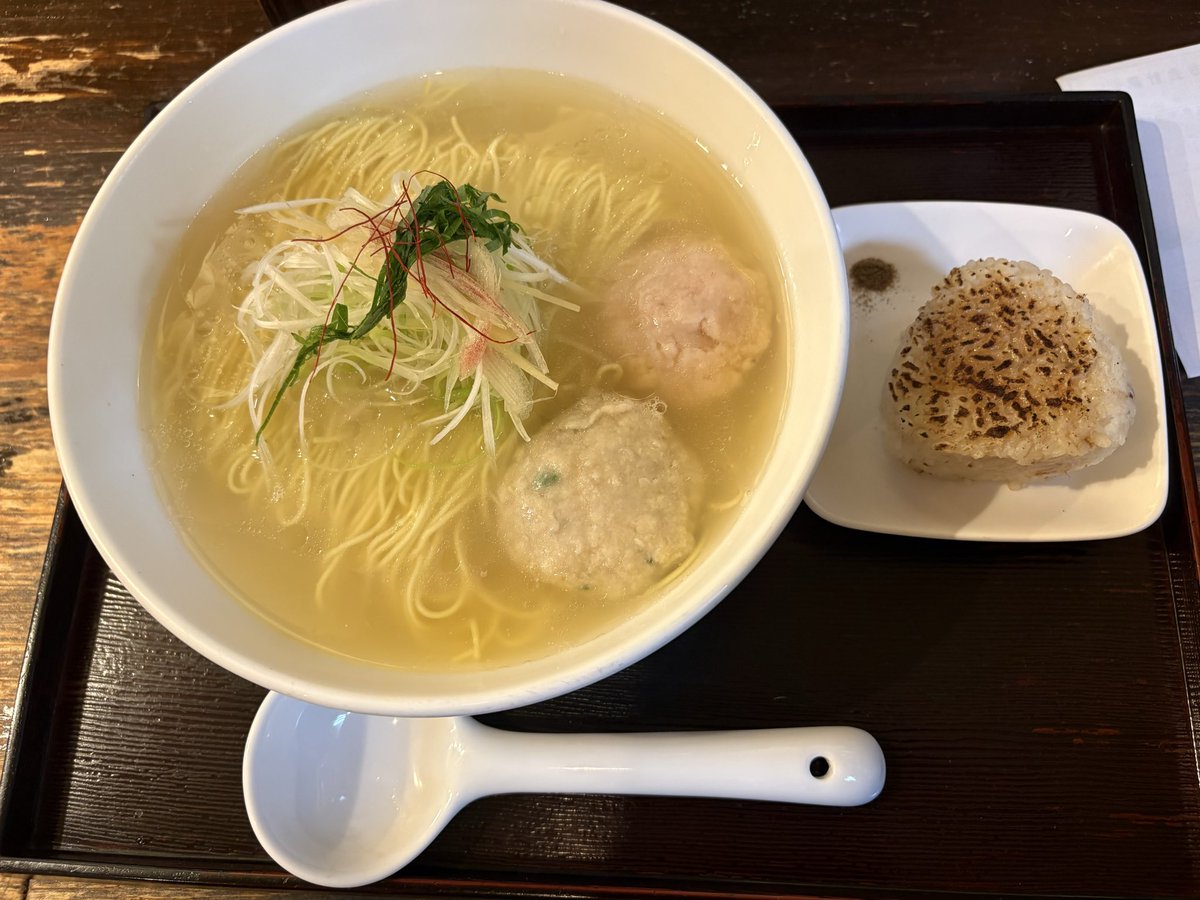 POKECA_Only's tweet photo. ジムバトル後は新宿だったのもあって、超お気に入りのラーメン屋に行けた。

海神、最高！🍜
焼きおにぎりはラーメン麺食べ終わった後にスープにぶち込んで食べるんですけど、これがまたうまいのなんのって🤤 https://t.co/1mFHIpfJfp