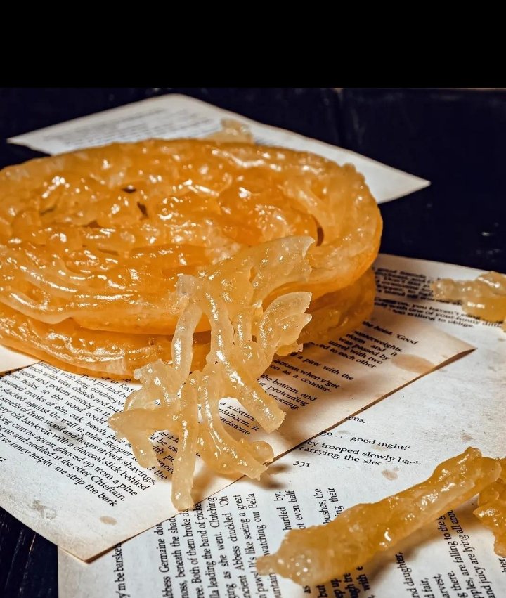Evelyn6e_'s tweet photo. The history of Meshbak production in Damietta dates back more than 200 years to the early 19th century. It is one of Egypt’s most famous traditional sweets, made of crispy, golden, lattice-like fried dough soaked in thick sugar syrup 🇪🇬🥨😋 https://t.co/hLNkO56Icw