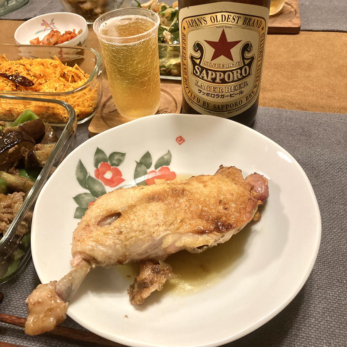 hoppy5126's tweet photo. 今宵のディナー
サッポロ〈赤星〉とメインは丸亀 一鶴の骨付き鷄「ひな」
副菜クッキング：茄子とピーマンの肉味噌炒め、にんじんのトーレン、くらげとささみときゅうりの黒酢���え
ごちそうさまでした(^ ^)
#サッポロ赤星ラガー
#一鶴ひなどり https://t.co/a9C18eAudf