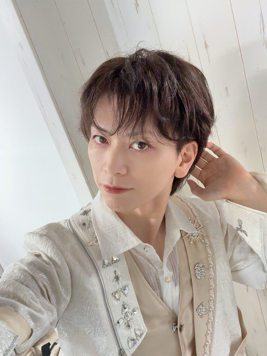 nozakix's tweet photo. これが本日開始から2曲目にして汗で流れ落ちた、ノックソのアイメイクととみたけのリップによって形成されたメイクです！

滋賀公演ありがとうございました〜！ https://t.co/odFnDiRzzm