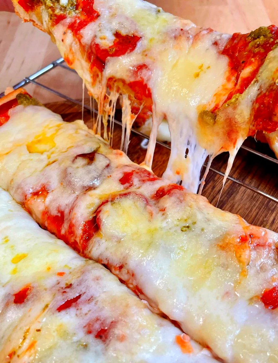 paulaJoyDeep1's tweet photo. Just pulled a warm, cheesy margherita pizza out of the oven at 10 PM — no regrets, only melted mozzarella and happy taste buds. https://t.co/jzNKsnH1z0