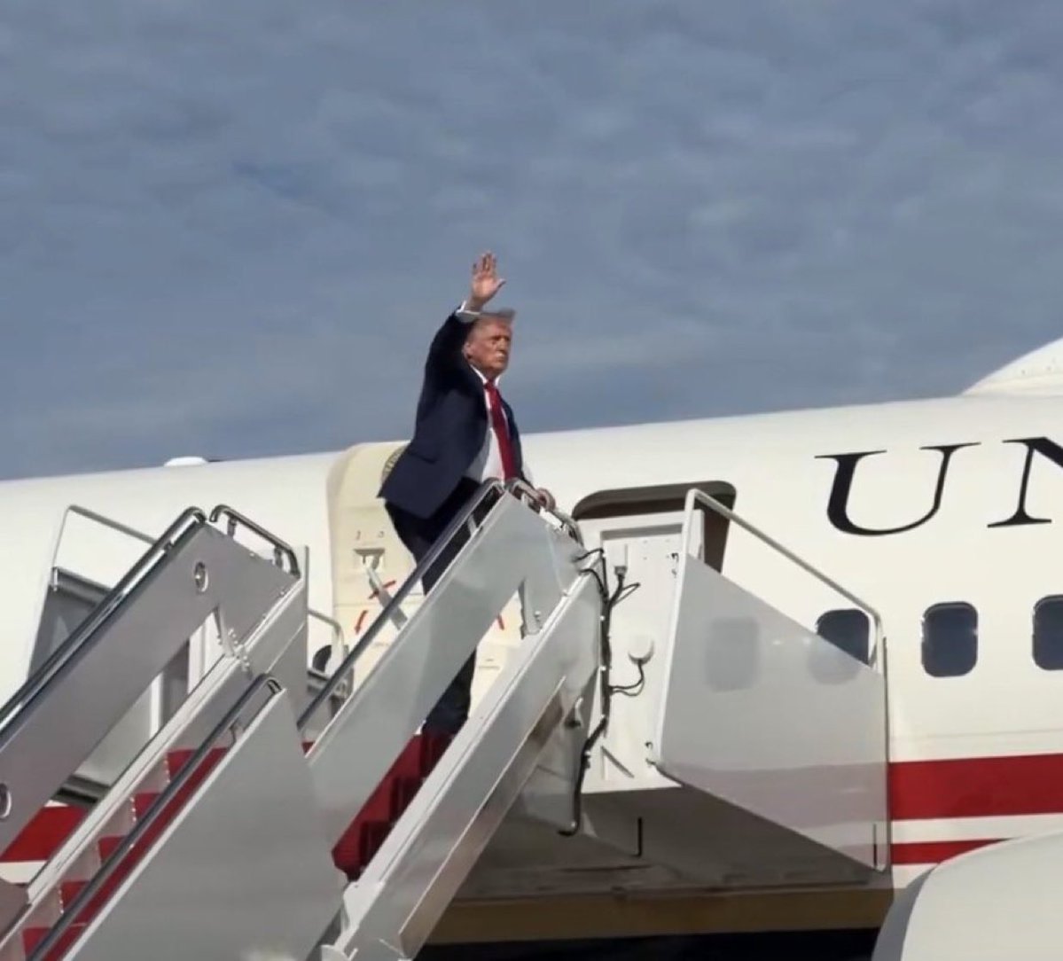 PoolNewsDaily's tweet photo. We are Blessed to have this man as President.  

The dude works his ass off and knows how to win!  A once in a lifetime leader. https://t.co/50LOBBmzAj