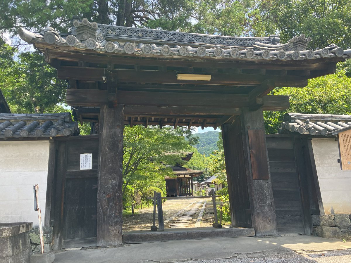 nanagoro3's tweet photo. ＃法界寺

ご本尊は、秘仏の薬師如来立像で、体内には最澄作の薬師仏が納められているそうです。

また、阿弥陀堂の阿弥陀如来坐像は丈六の大きなもので、大きさも時代も平等院の阿弥陀如来坐像と同じ感じだそうです。（お堂も阿弥陀如来坐像も��宝）8/21 https://t.co/RFMIV5TiaC