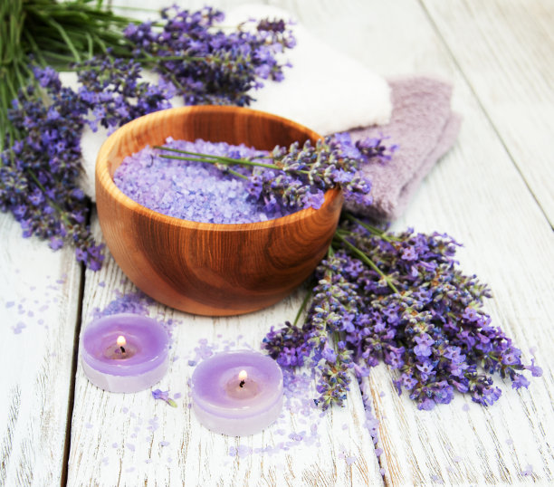 0N5cJXZM7NkU8sv's tweet photo. Just finished up this hand-poured soy wax candle with dried lavender! The warm scent + natural touch makes my little space feel so cozy  Handmade = heart in every detail https://t.co/r53RzEoPHG