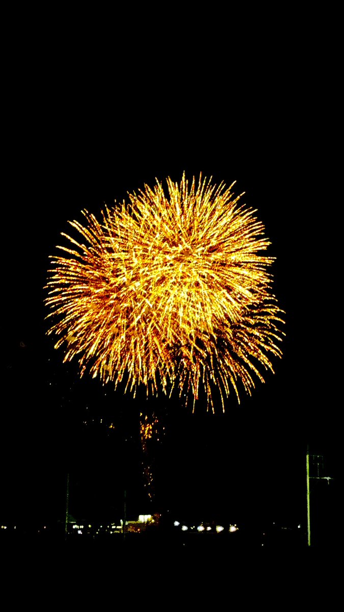 abechan_159's tweet photo. 今年 花火見れないとか思ってたら

歩いて15分のとこに 
ちょうど花火やってて ラッキー🎇 https://t.co/y8NmpPUnQ0