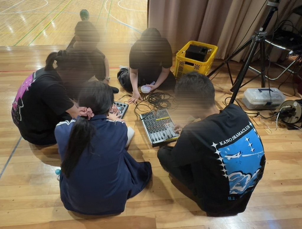 kano_engeki's tweet photo. 加納高校演劇部です！
今日は、装置･照明･音響の講習会を行いました！
装置班はみんながやりやすいように、簡単な文字に変えて教えてくれました✨

部員一同、白梅祭･秋大会の上演に向かって頑張っています！
是非お楽しみに！ https://t.co/eB4LO4jcv8