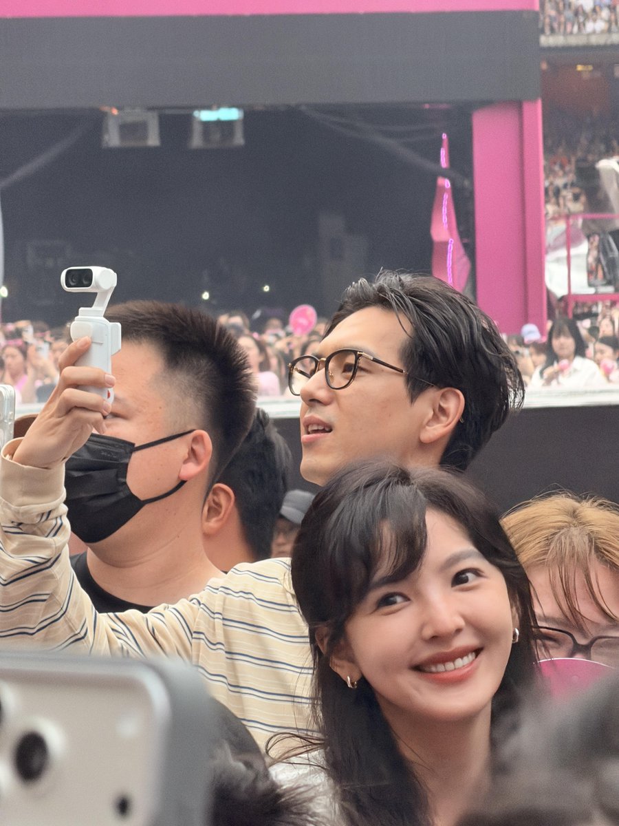 1019source's tweet photo. 260822 Li Xian at Wang Sulong’s concert✨
#LiXian #李现 #리시엔 https://t.co/WJTxAfMJpj