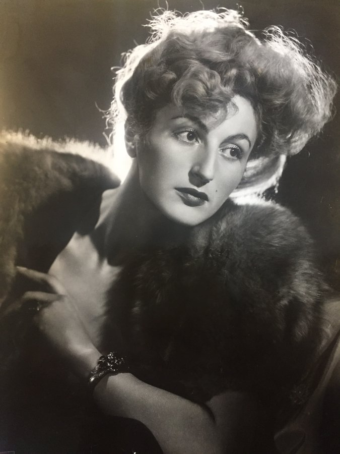 DrHelenFry's tweet photo. Renata Faccincani della Torre, a 21-year-old Italian aristocrat, ran a secret Allied station from her Milan home.

A skilled skier, she guided airmen, soldiers and spies across the mountains into Switzerland. Arrested by the Gestapo in 1945, she was freed and returned to fight. https://t.co/EEWKS9gBER