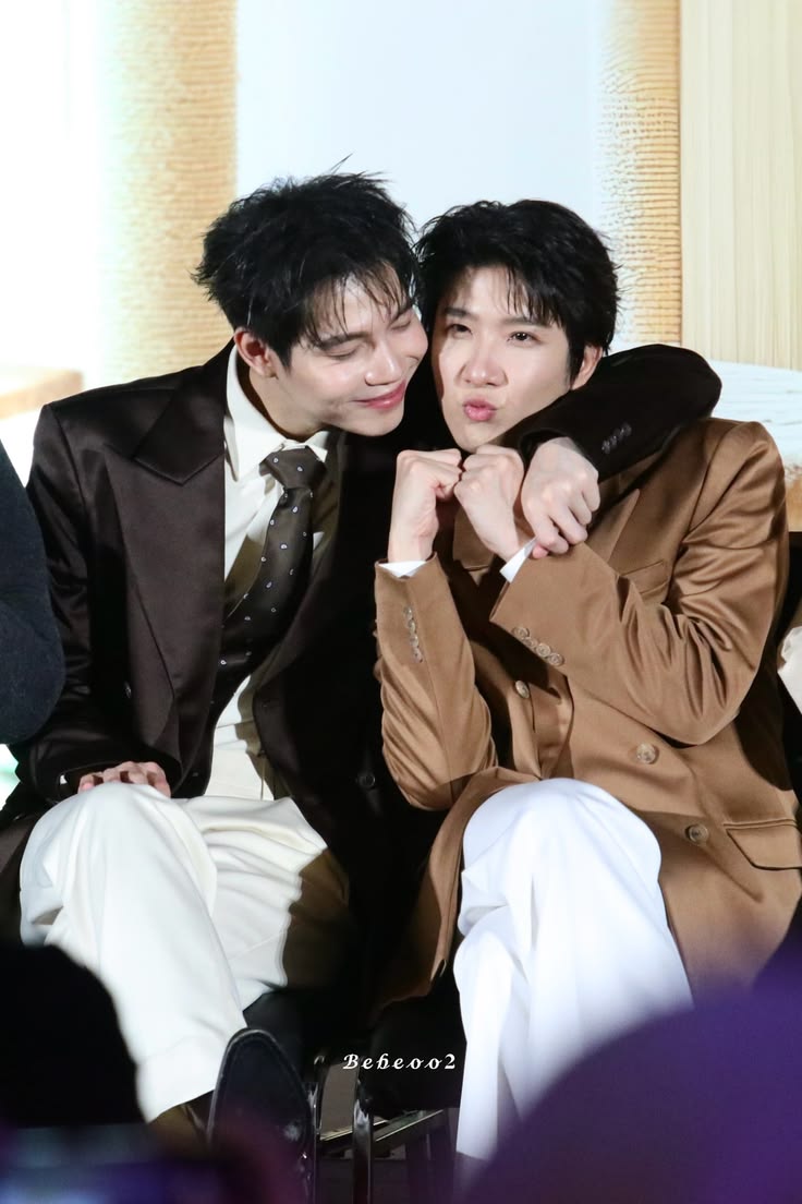 alsochii's tweet photo. squishy squishy and mushy mushy cats https://t.co/taT3BTIbTL