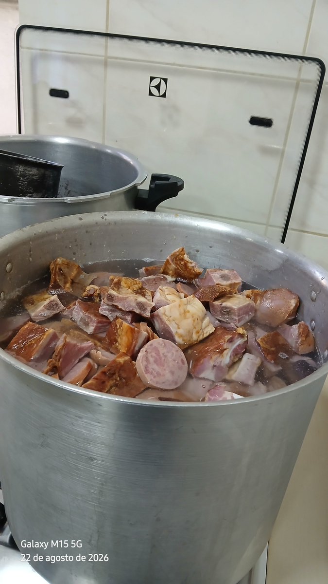 vkroeger's tweet photo. E aqui nasce mais uma bela feijoada. Faça sua reserva para garantir a sua! https://t.co/TS0WlLRnRJ
