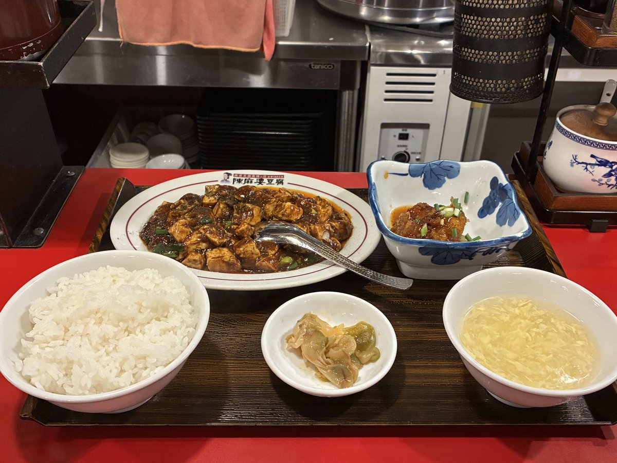 yue_491's tweet photo. 懇親会で促されるがままに食べてたのに、駅ナカで陳麻婆豆腐を見つけてしまい、欲望に抗えなかった図 https://t.co/YjbYw7vrnw