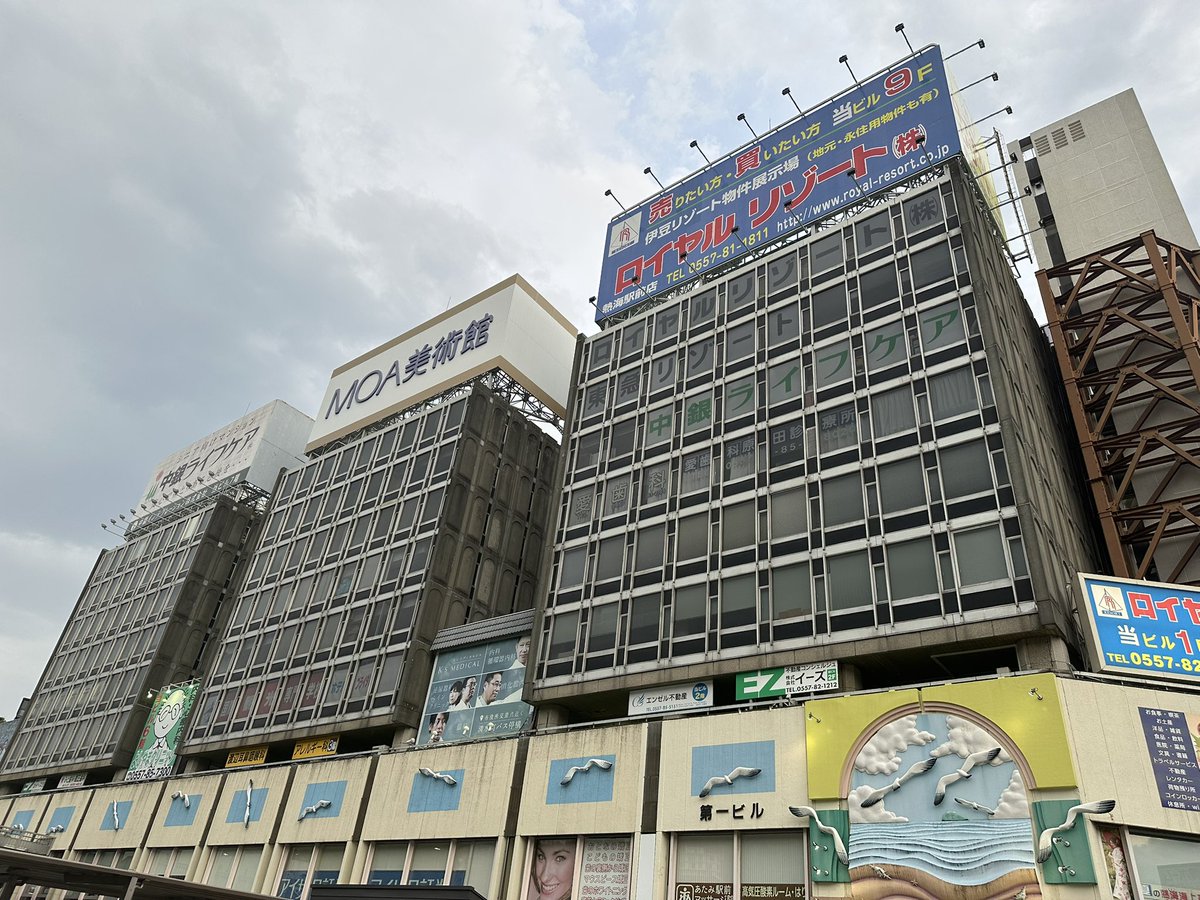 meitrain_nmbc's tweet photo. 幻の「熱海モノレール」の駅構造が地下に眠っているらしい熱海第一ビル。 https://t.co/Mv5mRUWUde