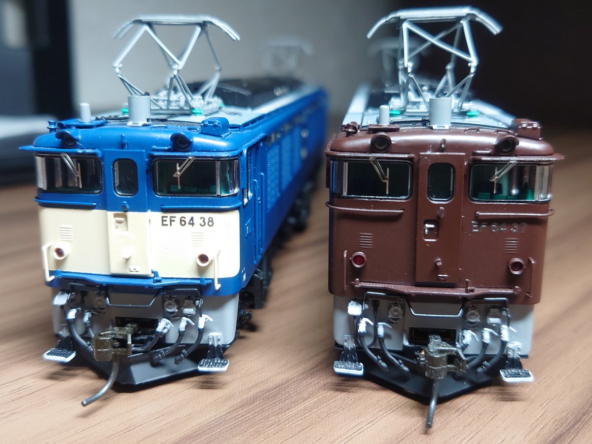 suikade203's tweet photo. たまにはHOでも…ということで天賞堂（カンタム仕様）EF64 37と38を長岡転属後の姿に仕上げてみた。
■内容
・BONA製の外付けステップに変更。
・羽付きスノプロウは0.2mmプラバンで羽を製作し既製品に接着。
・屋根上モニターにメッシュ板装着。
・スカート、エアホース、スノープロウは再塗装。 https://t.co/lUIemNfDuq