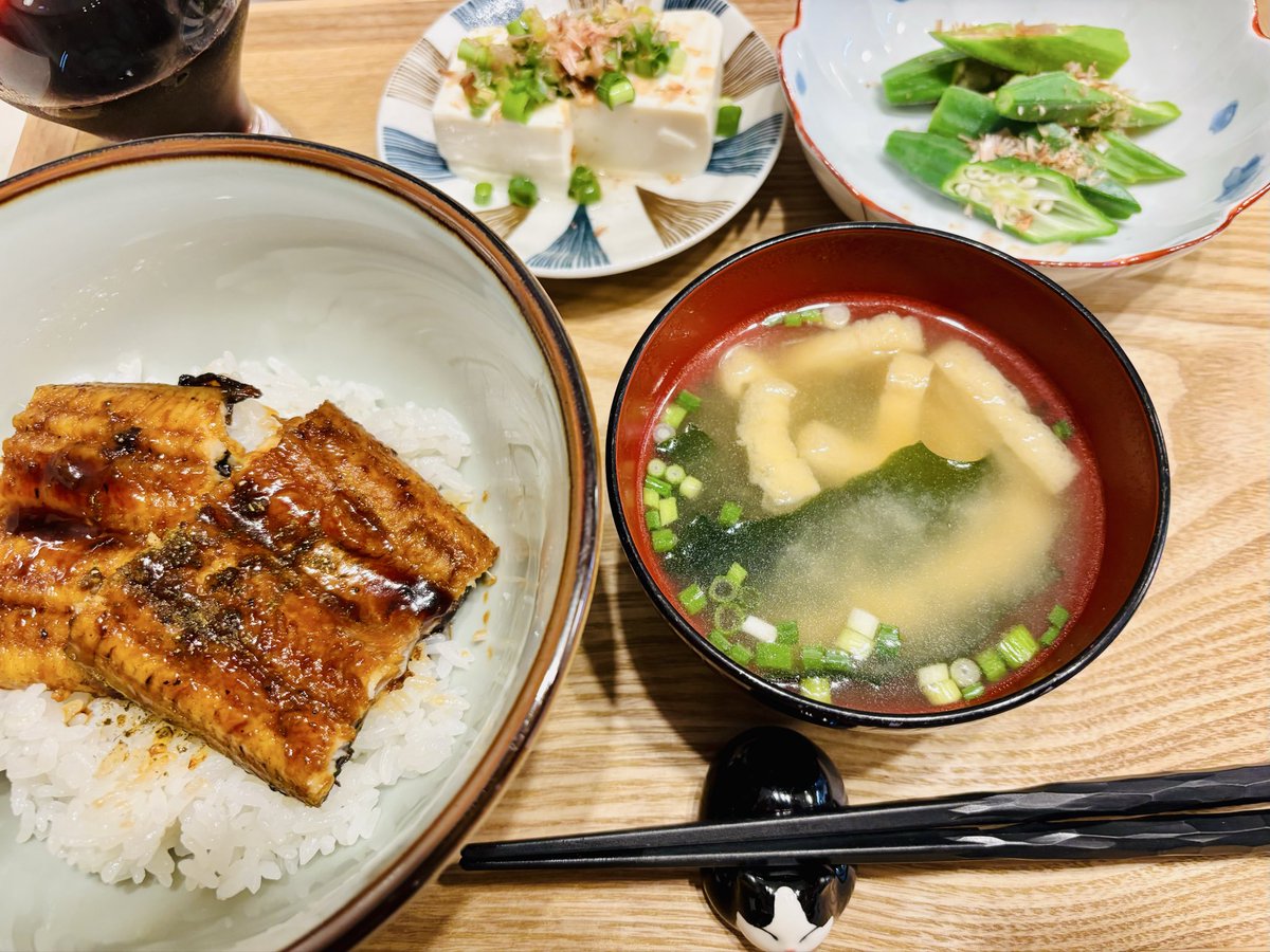 gomama212's tweet photo. 今日の #晩ごはん　
息子氏はバイト(ラーメン屋)でまかない食べれるので、パパ氏と2人が多くなった昨今

⚫︎コープで買った鹿児島産うなぎの丼
⚫︎冷奴
⚫︎オクラ
⚫︎わかめと油揚げの味噌汁

#夜ごはん #おうちごはん #献立日記 #家庭料理 https://t.co/dcxoiWUky7