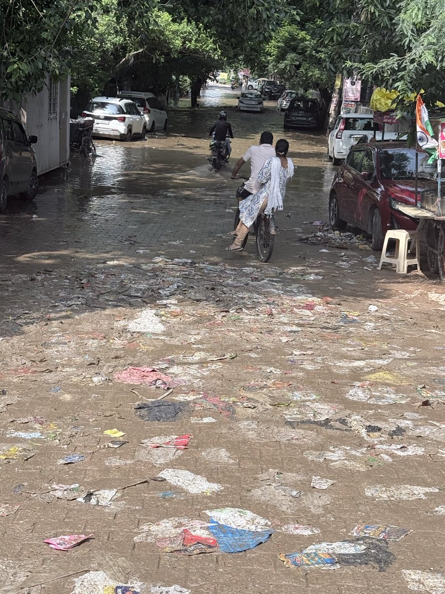 canil68's tweet photo. Waterlogged in Patel Nagar Gurugram and no exit for waterlogged in this area, CM sahab and Gurugram authority should make solution for this area because from last two years the same problem is repeated in every monsoon season after completion of Housing Board wall. https://t.co/IVAP9vtSsA