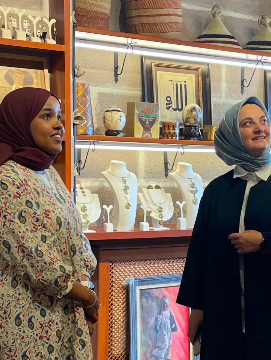 AfrikaKulturEvi's tweet photo. Türkiye’de eğitim gören Somalili genç bürokrat Sirad Jafer, iki ülke arasındaki güçlü insani bağların ve eğitim iş birliğinin güzel bir örneği. Gençlerin başarı hikâyelerini paylaşan Sirad Jafer’e nazik ziyareti için teşekkür ederiz. https://t.co/amE97vRnIk