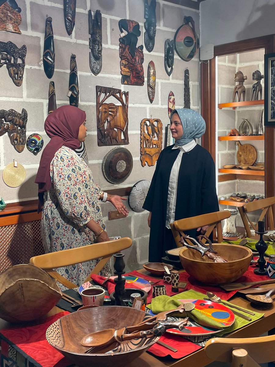 AfrikaKulturEvi's tweet photo. Türkiye’de eğitim gören Somalili genç bürokrat Sirad Jafer, iki ülke arasındaki güçlü insani bağların ve eğitim iş birliğinin güzel bir örneği. Gençlerin başarı hikâyelerini paylaşan Sirad Jafer’e nazik ziyareti için teşekkür ederiz. https://t.co/amE97vRnIk