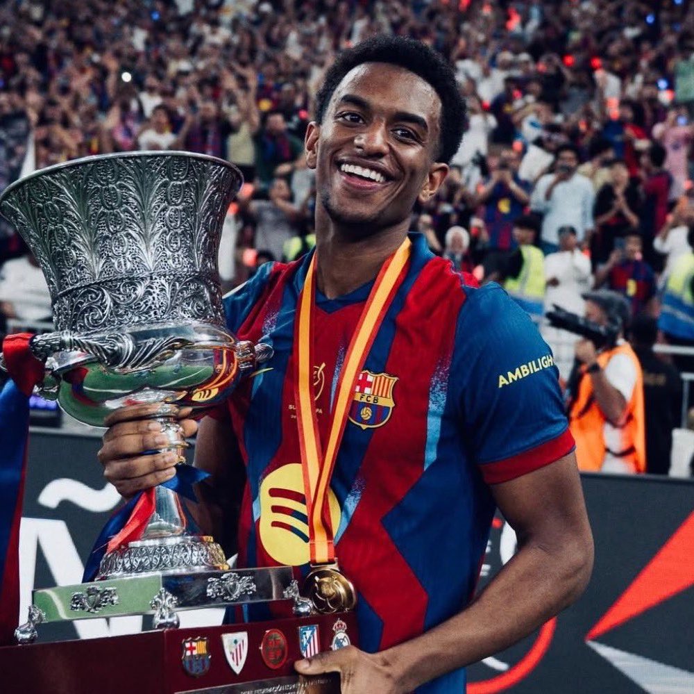FabrizioRomano's tweet photo. 🚨 Hansi Flick on Alejandro Balde’s future: “He’s a player of immense quality, and it's important to know if he's convinced he can compete in his position. That's what I want to see from all my players”.

“I need everyone to be one hundred percent, totally committed”. 🔵🔴👀 https://t.co/tgBsw6XfR6