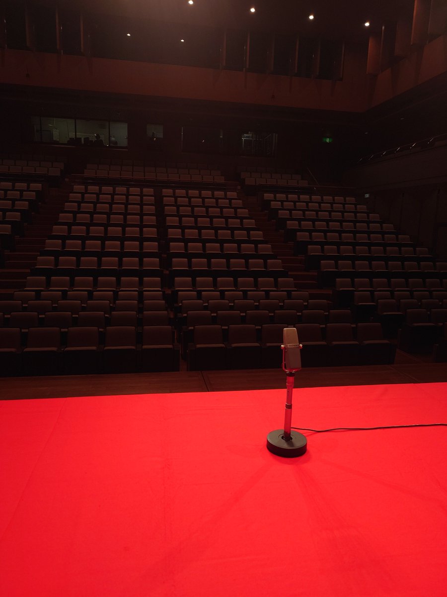ishi_ma2's tweet photo. 師匠の独演会
「森乃」の名づけ親が寛美先生ということで藤山直美さんから律儀に毎年お花が届きます。ありがとうございます。
ご来場のお客様もありがとうございました。 https://t.co/SarxAnZFYL