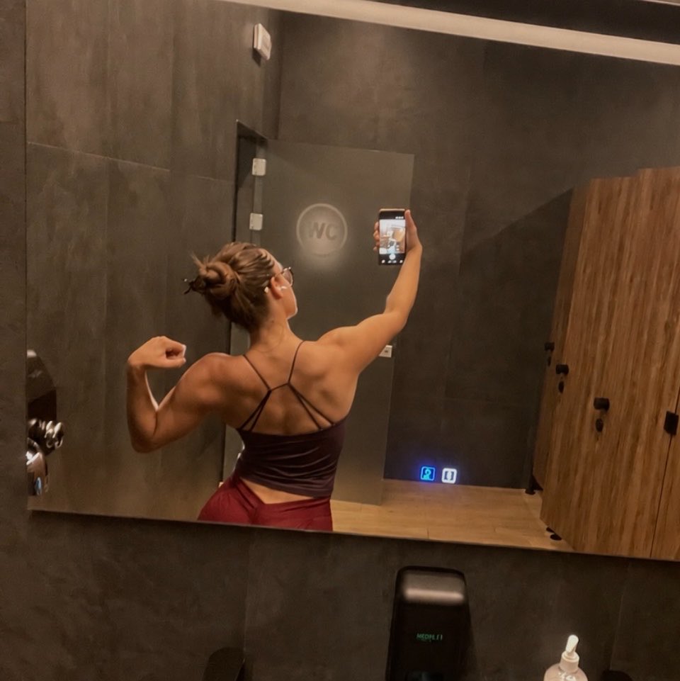 wellnessgirlyy's tweet photo. this is your sign to take progress pics, because this is me already a year into lifting vs now. https://t.co/i43MHeVzjt