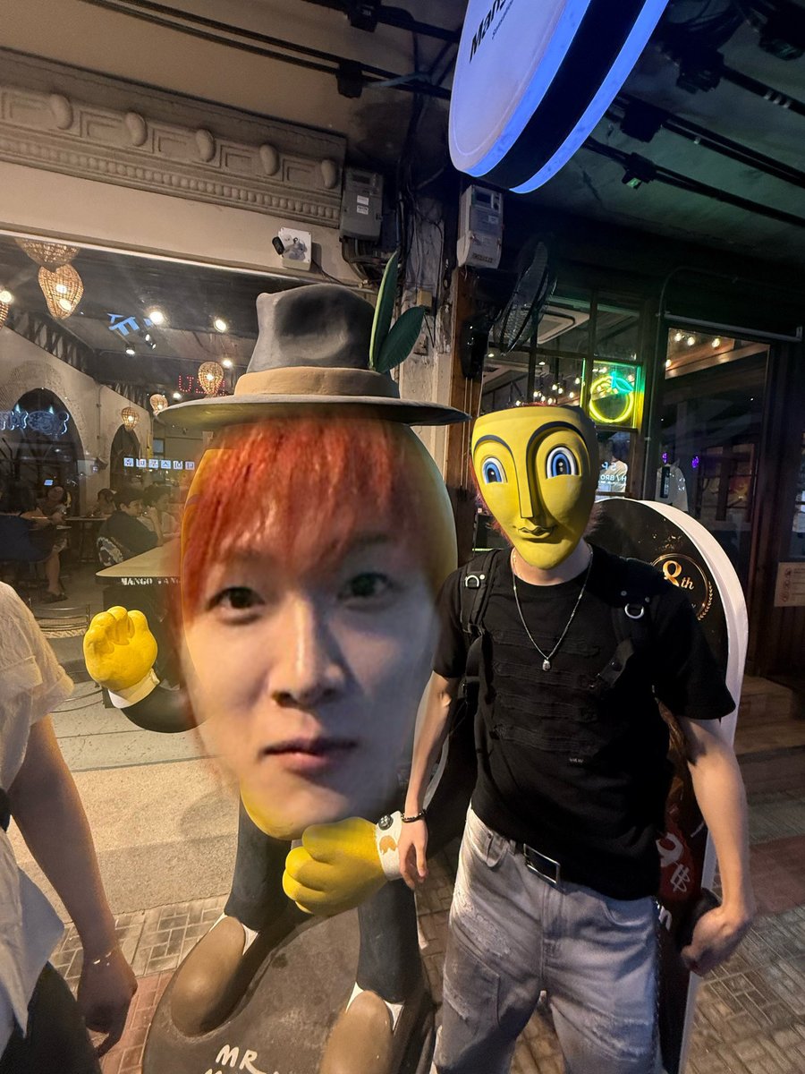 enthermony's tweet photo. "they look so alike" https://t.co/znYBmvMVct