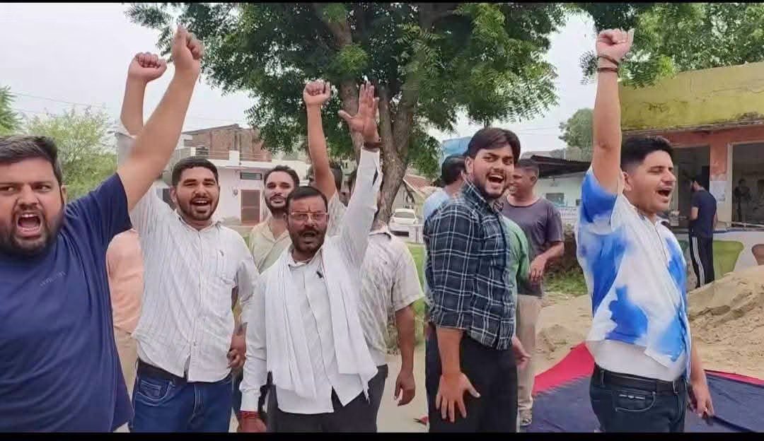 DEEPSBISHNOI_'s tweet photo. कल जिस स्कूल में मारपीट हुई उसकी एक सच्चाई ये भी है-

खबर है कि 

रामपुरा- कंवरपुरा गांव में लगभग 200 परिवार रहते हैं, जिनमें से करीब सवा सौ ब्राह्मण परिवार हैं तथा शेष घर यादव, धानक और अन्य समुदाय के हैं।

जिस स्कूल की स्थिति दयनीय है, वहां कुल 18 बच्चे पढ़ते हैं, जिनमें 12 बच्चे एससी समुदाय से और 6 बच्चे ओबीसी वर्ग से हैं, जनरल का कोई बच्चा नहीं पढ़ता हैं।

स्कूल में कुल दो शिक्षिकाएं तैनात हैं।

गांव के कुछ दबंग जातिगत बाहुल्य लोग स्कूल परिसर में अपनी गाय-भैंसें बांधते हैं, चारा रखते हैं और अपने ट्रैक्टर-ट्रॉली भी वहीं खड़े करते हैं।

यह भी सामने आया कि वीडियो में मारपीट को सही ठहराने वाले जुगल शर्मा के दो बेटे हैं- बनवारी शर्मा और ताराचंद।

उसने अपने दोनों बच्चों को अच्छे निजी स्कूलों में पढ़ाया, लेकिन सरकारी स्कूल में पढ़ने वाले गरीब बच्चों को गुणवत्तापूर्ण शिक्षा न मिले, इसके लिए अपनी संकीर्ण मानसिकता का कल प्रदर्शन किया।

वैसे मुद्दा ना जाति का ना, ना पार्टी का, मुद्दा है केवल शिक्षा के हालात सुधारने का।