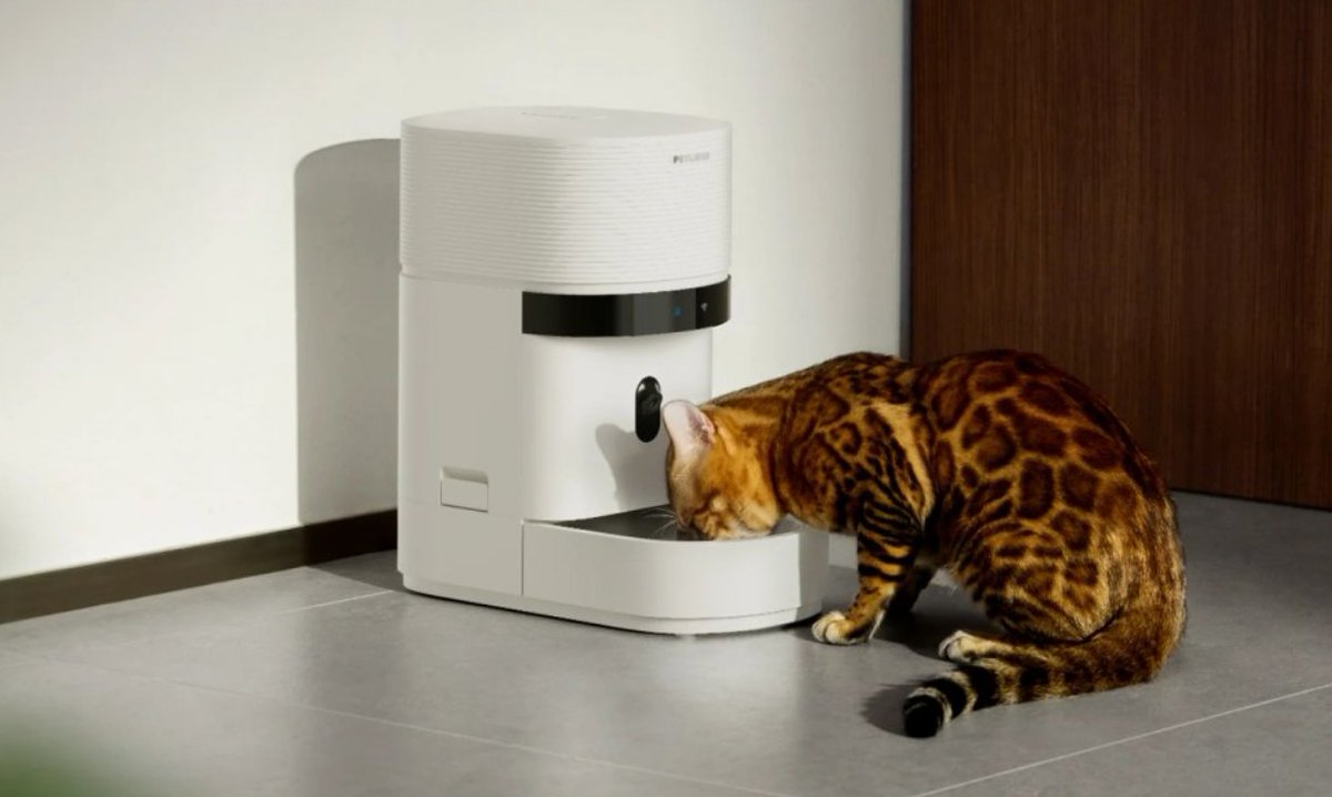 hoshusokuhou's tweet photo. これはあかん！
↓
【アメリカ】「猫が死ぬところだった」中国製スマート給餌器で38時間の障害、ペットがご飯食べられず　日本でもそこそこ売れている商品
↓
■Petlibro（ペットリブロ）は、中国製造でカリフォルニアにオフィスを構える
↓
■複数回落ちる（障害の推移）
8月11日 5:20AM
最初の重大エラー発生 → アプリログイン・制御不能
↓
6:30AM
一旦復旧 → 溜まっていた大量のリクエスト処理開始
↓
6:53AM
リクエスト殺到で再びダウン
↓
8:04AM
基本機能を復旧
↓
9:07AM
機能を増やして動作が重くなり、意図的に機能を縮小
その後も一日中
「復旧してはまたクラッシュ」を繰り返す
↓
8:04PM
キャッシュの問題を特定し、いったんサービスを停止して修正
↓
11:43PM
修正を適用して再起動
↓
8月12日
夜間〜昼間にかけて徐々に復旧
↓
7:39PM に「完全解決」と宣言

・ウーCEO「想定どおりに動作しなかったという報告があることは認識している」
・アメリカではAmazonのペット給餌器カテゴリで常にトップ級
・日本でも入手しやすく、一定の支持を得ている商品