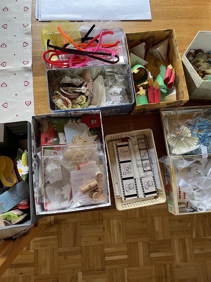 FrauCausM's tweet photo. Gibt es hier Menschen, die gerne (hauptsächlich) mit Papier basteln und mit jeder Menge Schablonen und Papier was anfangen können?
#wishtohand #wish2hand https://t.co/C3NgJf95nQ