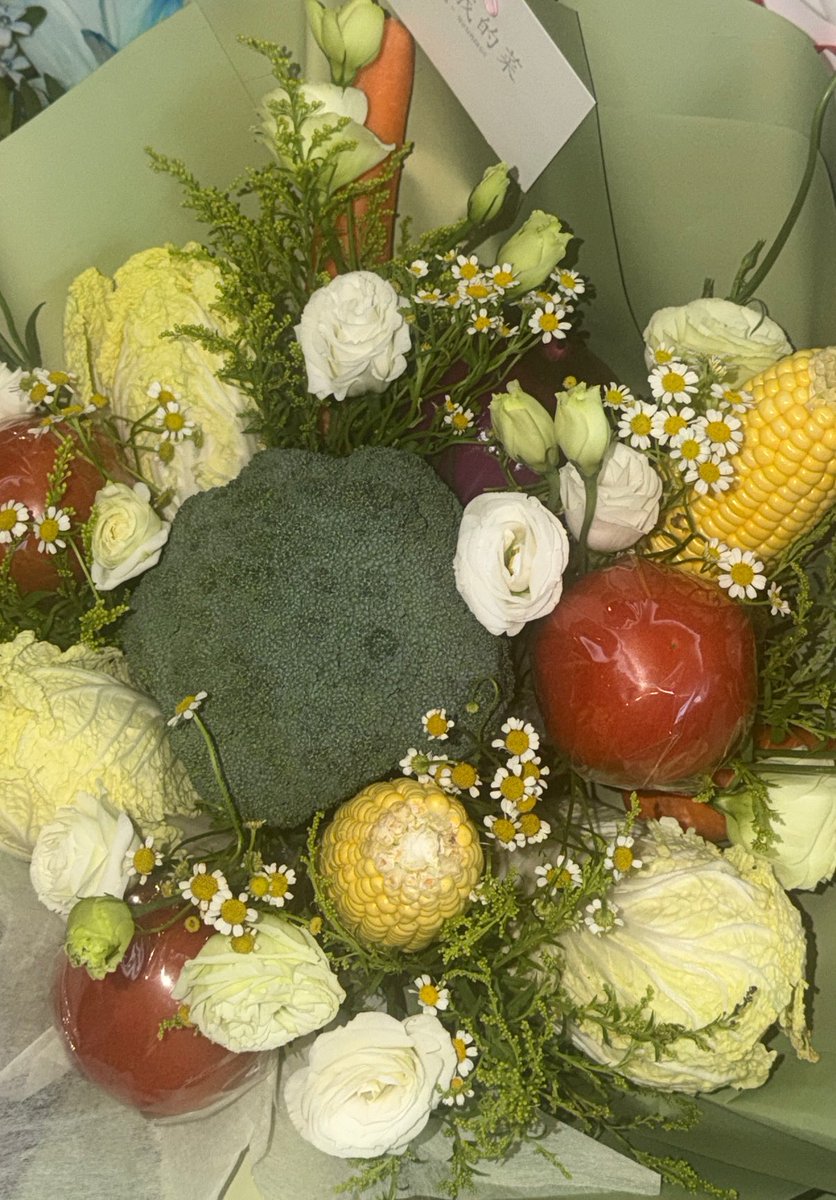 Lookmheewang's tweet photo. a lot of 🥦🥑🥒🥬🍒💛 https://t.co/prBclzHdDd
