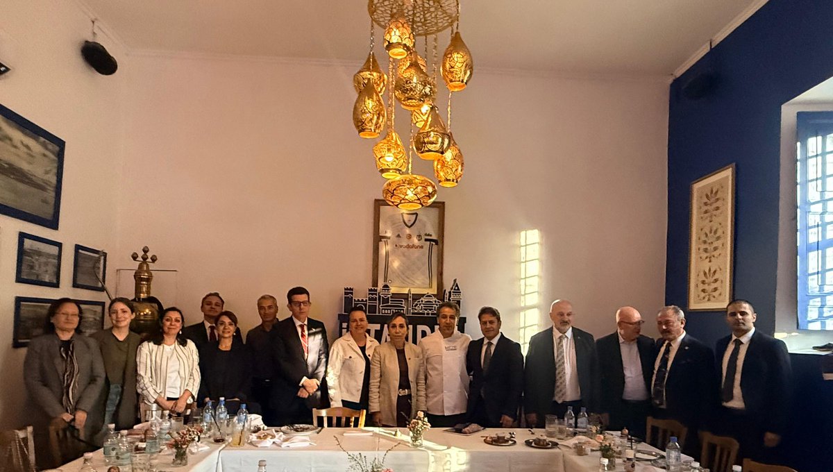 AliSahin501's tweet photo. SANTIAGO’DA TÜRK VATANDAŞLARIMIZLA BİR ARAYA GELDİK…

Latin Amerika ve Karayipler Parlamentosu (PARLATİNO) ve And Grubu olarak, resmi temaslarda bulunmak üzere geldiğimiz Şili’nin başkenti Santiago’da yaşayan Türk vatandaşlarımızla bir araya geldik.

Şili’de yaşayan vatandaşlarımıza Cumhurbaşkanımız Sayın Recep Tayyip Erdoğan’ın ve TBMM Başkanımız Sayın Numan Kurtulmuş’un selamlarını ilettik. Türkiye’den binlerce kilometre uzakta, gönülleri ve dualarıyla Türkiye’ye bağlı yaşayan vatandaşlarımızla hasret giderdik; onların Şili’deki hayatlarını, beklentilerini ve karşılaştıkları sorunları dinledik.

Şili’de yaklaşık 1.000 Türk vatandaşımız yaşıyor. Büyük çoğunluğu ticaret ve çeşitli iş alanlarında faaliyet gösteren vatandaşlarımız, Türkiye ile Şili arasındaki ekonomik, ticari ve kültürel bağların güçlenmesine de önemli katkılar sunuyor.

Yurt dışında yaşayan her bir vatandaşımızı Türkiye’nin gönüllü birer temsilcisi ve ülkemizle bulundukları ülkeler arasındaki dostluk köprüsünün bir parçası olarak görüyoruz. Santiago’daki buluşmamız da bu açıdan bizim için son derece kıymetli ve anlamlı oldu.

Şili’deki bütün Türk kardeşlerimize gönülden teşekkür ediyor; özellikle bizleri muhteşem “Meze” restoranında ağırlayan, Şili’nin tanınmış şeflerinden biri olarak televizyon programlarında Türk mutfağını başarıyla tanıtan, ülkemizin ve kültürümüzün Şili’deki gurur vesilesi değerli Onur Erdemir Bey’e misafirperverliği için ayrıca teşekkürlerimizi sunuyoruz.

Türkiye’nin mutfağını, kültürünü ve misafirperverliğini Santiago’dan Şili’ye taşıyan bu güzel gönül köprüsünün daha da güçlenmesini diliyoruz.

🇹🇷 Türkiye’mizin selamını dünyanın dört bir yanındaki vatandaşlarımıza taşımaya, gönül bağlarımızı güçlendirmeye devam edeceğiz.