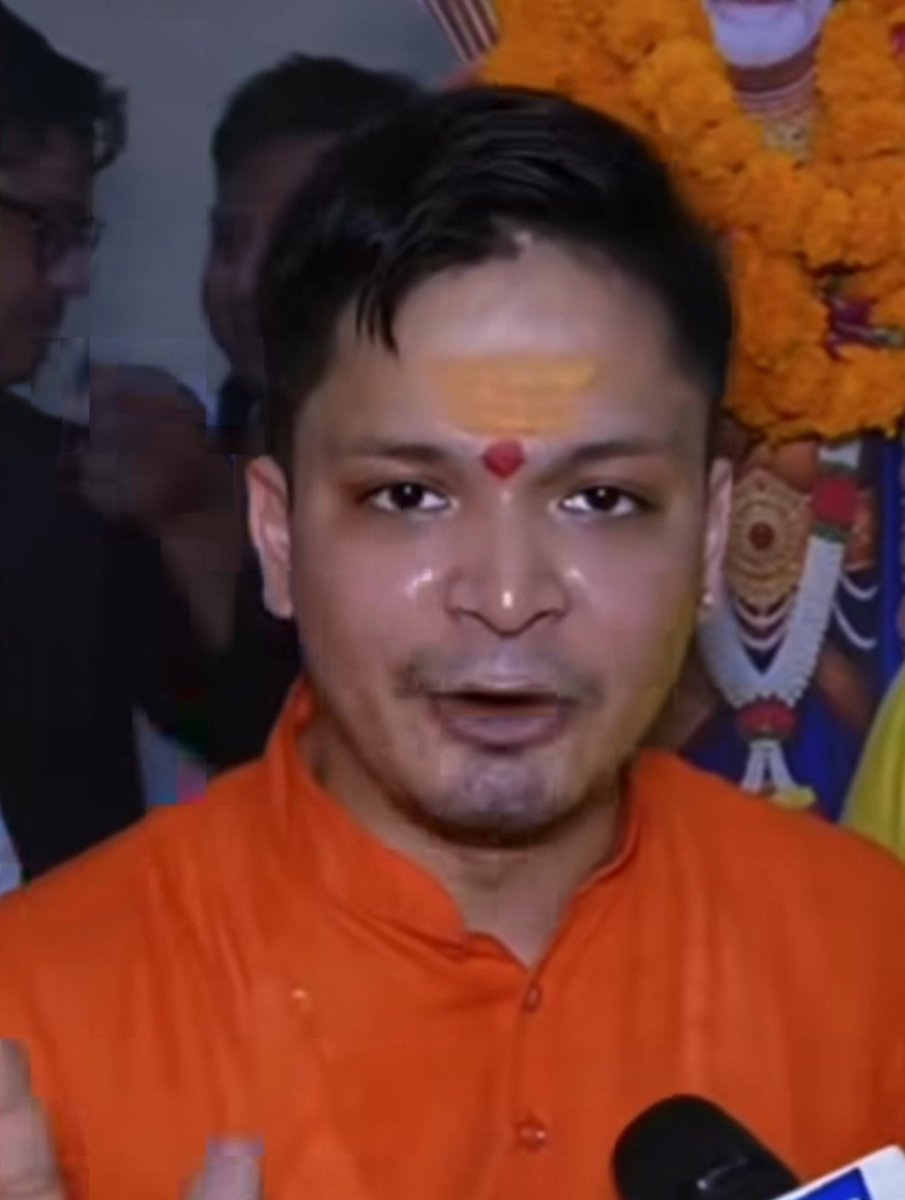 SocialLens_'s tweet photo. इस कुकुरमुत्ते की शक्ल वाले हिजड़े( किन्नर) के ऊपर अभी तक कोई FIR क्यों नहीं हुई, 

किसी इंसान को ये भगवान श्री राम जी का वेश कैसे दे सकता है?? 
क्या हिन्दू भाइयों की भावना आहत नहीं हो रही है?? https://t.co/xxAWQoIRiG