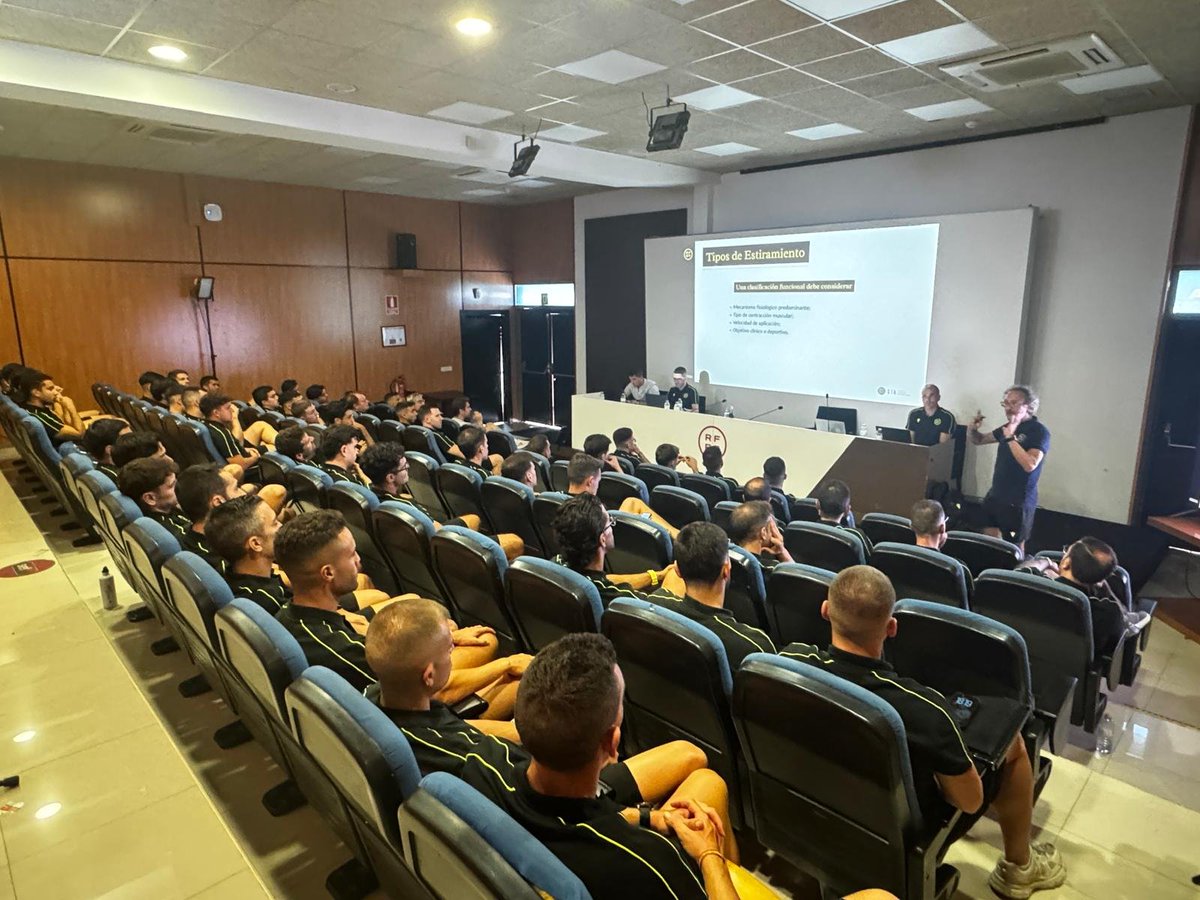 RFFM_oficial's tweet photo. @rfef En el turno de tarde de la concentración de este fin de semana, el arbitraje madrileño de Tercera Federación recibe charlas formativas sobre nutrición y preparación física.

El doctor Guillermo Rodríguez, responsable del Área Médica del @CTARFEF, está siendo uno de los ponentes. https://t.co/BgyOdOOIr9