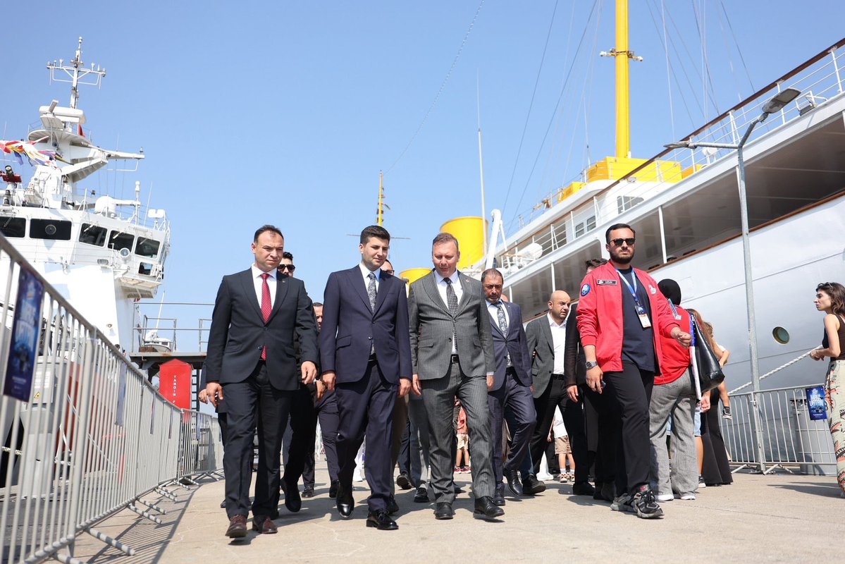 CemTutsoy's tweet photo. 🇹🇷 TEKNOFEST Mavi Vatan programını ziyaret ederek, geleceğin teknolojilerine yön verecek projeler geliştiren gençlerimizle bir araya geldik.

Savunma sanayisinden deniz teknolojilerine kadar birçok alanda azimle çalışan, üreten ve Türkiye’nin geleceğine değer katan tüm gençlerimizi gönülden tebrik ediyoruz.

Başta TEKNOFEST Yönetim Kurulu Başkanı Sn. Selçuk Bayraktar olmak üzere, bu kıymetli organizasyonun gerçekleştirilmesinde emeği geçen herkese teşekkür ediyoruz.

Türk gençliği ürettikçe Türkiye güçlenecek; Millî Teknoloji Hamlesi yükseldikçe, Türk Yüzyılı’nın ufku genişleyecektir. 🇹🇷
@ayyildirim1