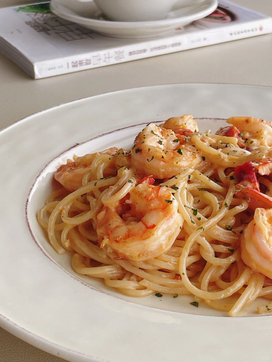 hariskharisk3's tweet photo. [Just whipped up a 15-min garlic butter shrimp pasta for dinner! Creamy, savory, and so satisfying—weeknight wins hit different ]， https://t.co/PrtBP4lUv4