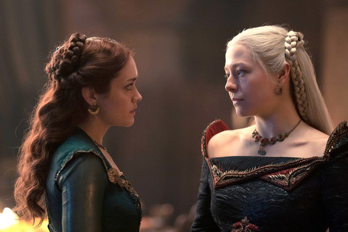 cercent's tweet photo. i wish ryan had copied magnificent century all the way then maybe alicent and rhaenyra wouldn’t be a weak pathetic crybaby losers and we would have #real toxic yuri https://t.co/bvWc8ZQ77N
