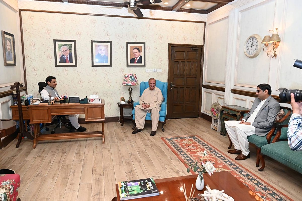 Innocentqueen99's tweet photo. سابقہ اپوزیشن لیڈر قومی اسمبلی راجہ ریاض احمد خان  وفاقی پارلیمانی سیکرٹری اسٹیبلشمنٹ ڈویژن بیرسٹر راجہ دانیال احمد لاہور سابقہ وزیراعلی پنجاب میاں حمزہ شہباز شریف صاحب کے ساتھ ان کے افس میں خصوصی ملاقات https://t.co/NrTperSD6f