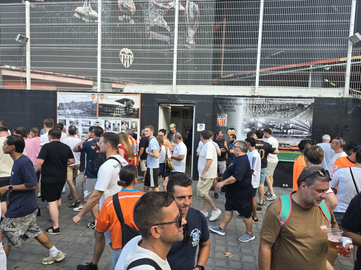 apavcf's tweet photo. #ValenciaCelta | Primer último partido en #Mestalla, y la #sedeAPAVCF llena, como siempre. https://t.co/mFf6zxUNAr
