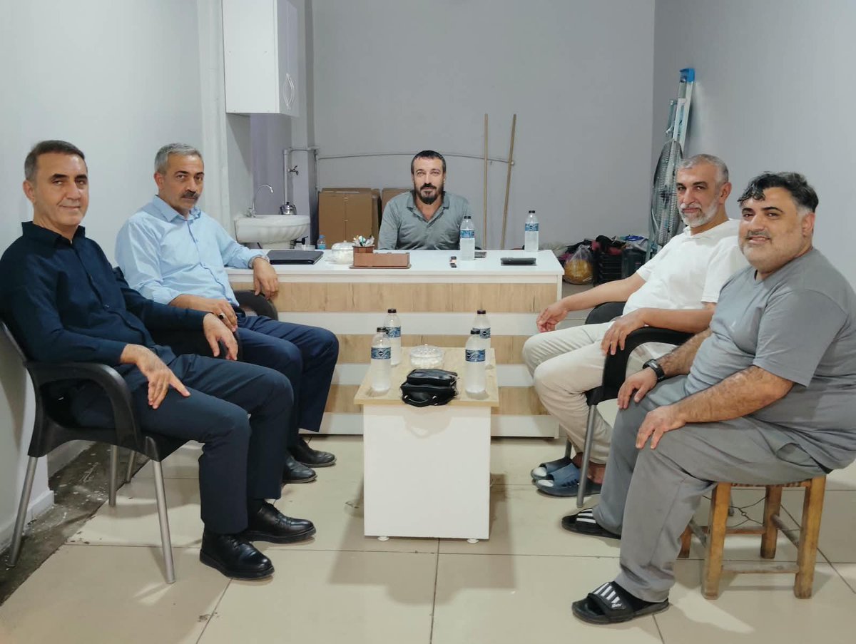 HudaParBaglar21's tweet photo. İlçe Başkanımız Orhan Zeren ve beraberindeki heyetimiz, yeni iş yeri açarak esnaflık hayatına adım atan kıymetli üyelerimizi ziyaret ederek hayırlı olsun temennilerinde bulundu.

Yeni iş yerlerinin sahiplerine, ailelerine ve ilçemize hayırlı ve bereketli olmasını diliyor; bol ve helal kazançlar temenni ediyoruz. Rabbimiz işlerini kolaylaştırsın, kazançlarını bereketlendirsin.