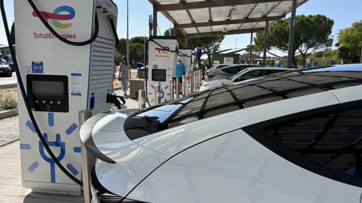 BlogTeslaFr's tweet photo. 25 min pour seulement 36 %… 😳

@TotalEnergiesFR nous constatons une puissance de recharge très instable, qui tombe quasi à zéro.

Votre employée m’a expliqué aujourd’hui : « C’est habituel en fin de journée quand les bornes surchauffent.»

À 0,65 €/kWh, c’est normal ? https://t.co/iVwkQHqgB1