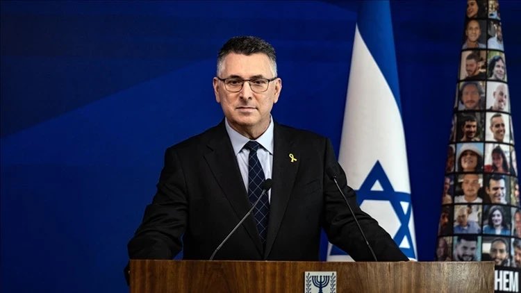 tcdefence's tweet photo. İsrail Dışişleri Bakanı Gideon Saar:

Türkiye ile gerilimi tırmandırmak gibi bir niyetimiz yok.

Türkiye ile diplomatik bir çözümü tercih ediyoruz.

Güvenliğimizi korumak için çalışıyoruz ve Erdoğan'ın açıklamalarını görmezden gelemeyiz, ancak gerginliğin tırmanmasını istemiyoruz.

Fakat Suriye'de Türk askeri üslerinin kurulmasını veya Türk kuvvetlerinin güneye gelmesini kabul etmeyeceğiz.